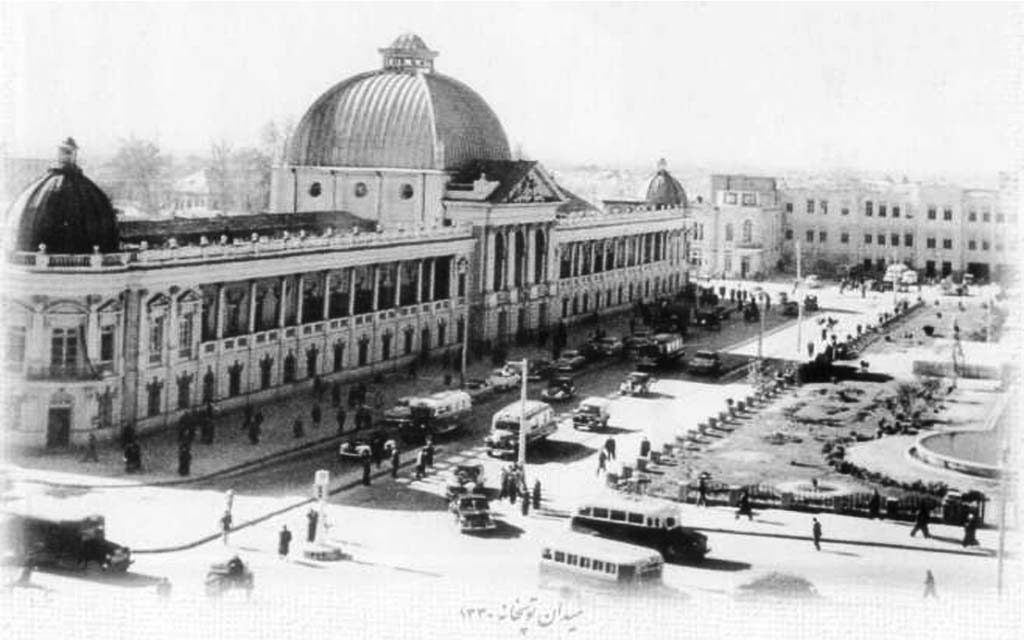 18 -میدان توپخانه ضلع جنوبی محل فعلی مخابرات1330.jpg
