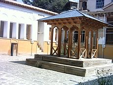 Nima_Yushij's_tomb.jpg